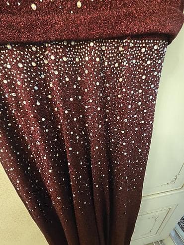 Zərif axşam/gecə geyimi – bordo rəngdə, parıltılı daşlarla bəzədilmiş — 6