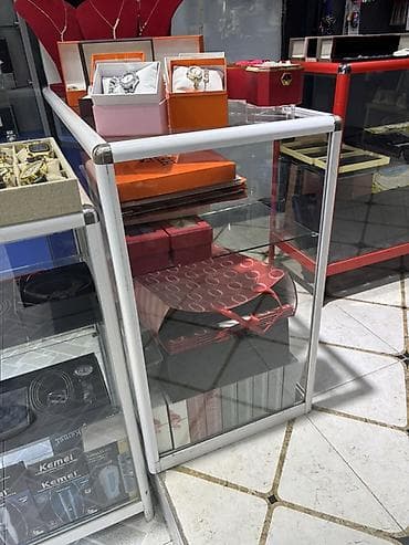 Real alıcıya endirim var. 4 ədəd vitrindi Şüşə vitrin stendləri –
