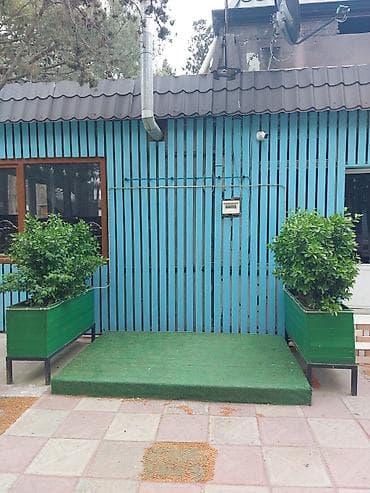 4 sot: 14 sot həyatyanı sahəsi var 10 kabinet 1 ədəd 20 nəfərlik taxtadan zal — 2