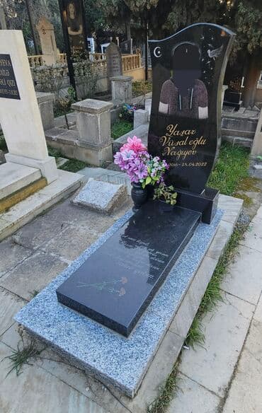 at və eşşəyin cutləşməsi: Heykəllər büstlər — 1