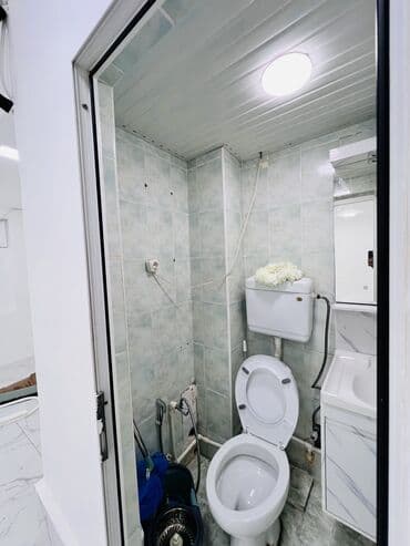 3D panellər: Obyekt icareye verlir Yol kənarın insanların gəlişli gedişli yerinde — 3