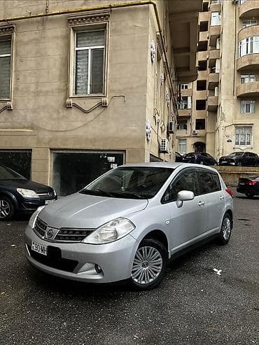 passat fara: Nissan Tiida — gümüşü rəng, 5 qapılı hetçbek. Xarici və texniki — 9