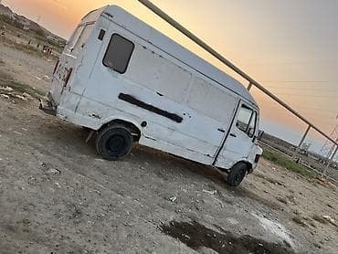 Ağ rəngli yük/miniven tipli köhnə kuzovlu avtomobil. Xüsusiyyətlər: -