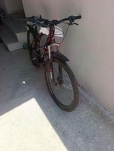 MTB tipli dağ velosipedi - Güclü alüminium gövdə, qara-qırmızı dizayn