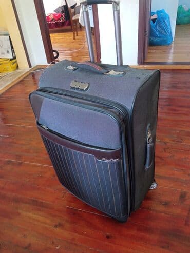 купить чемодан на колесах: Tünd boz rəngli, şaquli zolaqlı çamadan. Çamadanın yuxarı hissəsində — 4