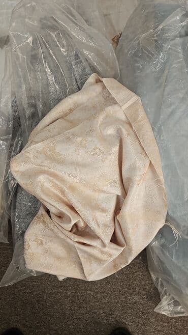 tül parçalar: Açıq çəhrayı rəngdə, üzərində naxışları olan dekorativ parça. Yumşaq — 2