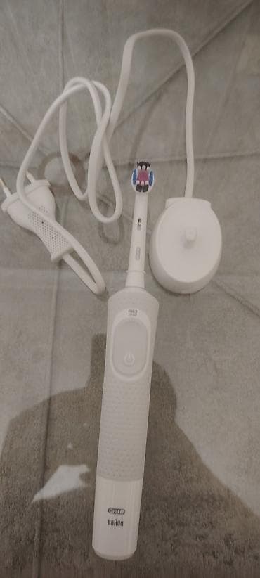 iphone 8 ucuz: Oral-B Braun markalı elektrikli diş fırçası. Dəstə ağ rəngli, nöqtəli — 2