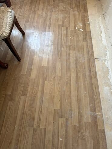 Laminat: Ağac damarlı naxışlı açıq qəhvəyi rəngli vinil döşəmə təklif olunur — 2