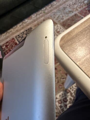 ipad 9 ikinci el: Tam işlək ipad 4 . Sağ yuxarı küncündə sınıq var. İşləməyinə problem — 6