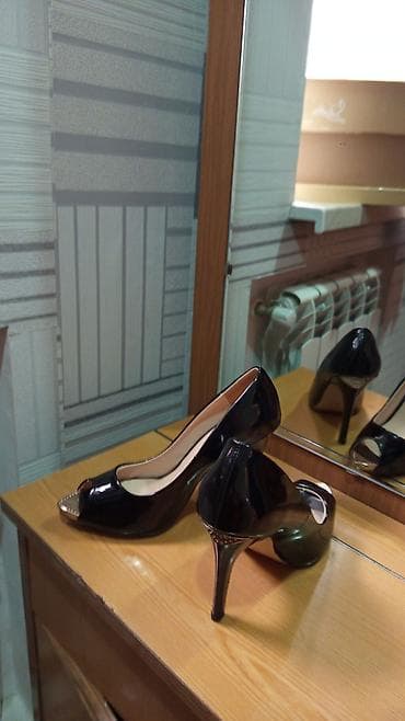 Qara laklı qadın tuflisi – peeptoe modeli 36raz. - Material: parlaq