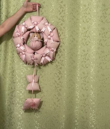 divar boyaları: Dekorativ asma bəzək – əl işi tekstil çələngi. Xüsusiyyətlər: - — 1