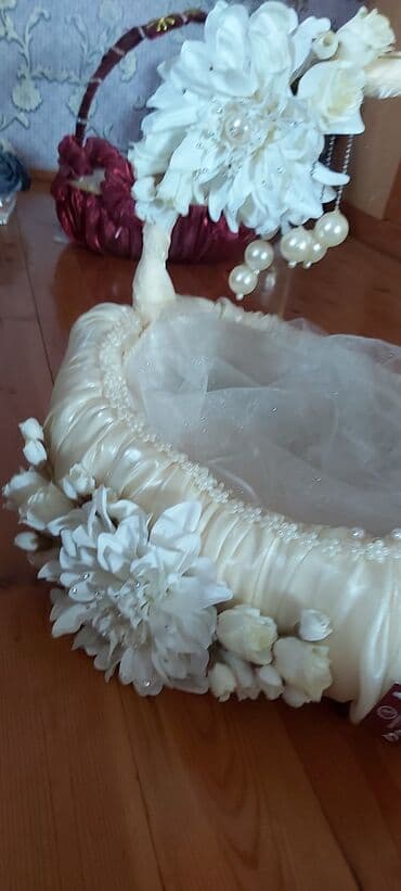 şirniyyat xoncaları: Toy Nişan ücün dekorativ bəzəkli səbət, krem rəngli atlas parça və ağ — 1