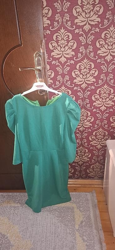 silver: Zümrüd-yaşıl rəngli qadın paltarı - Model: qısa/mini, beldən yığma — 1