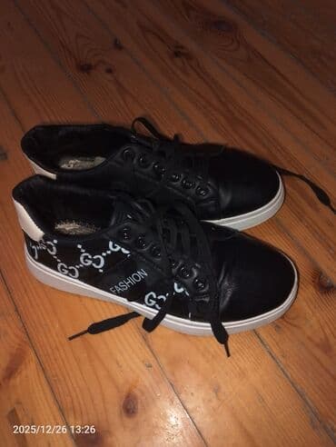 Qara rəngdə gündəlik uniseks idman ayaqqabısı. - Dizayn: yan hissədə