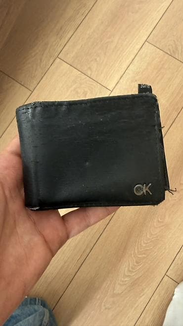 portmane: Calvin Klein kişi pulqabısı – qara rəng. Xüsusiyyətlər: - Kompakt — 1