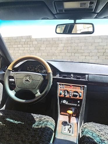 arxa şuşə: Mercedes-Benz W124: 2.2 l | 1994 il Sedan — 5