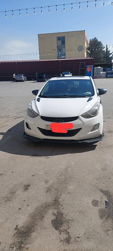 Hyundai Elantra sedan – ağ rəng, idman üslubunda tam body-kit ilə