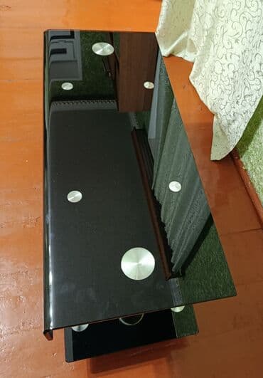 журнальный столик на колесиках: Qara şüşə sehpə/televizor altlığı - Material: qalın temperli qara — 4