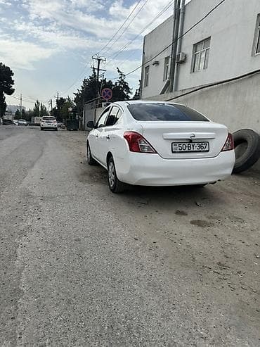 on suse: Nissan Sunny sedan – ağ rəng, 4 qapı, arxa baqaj spoyleri ilə. Praktik — 3