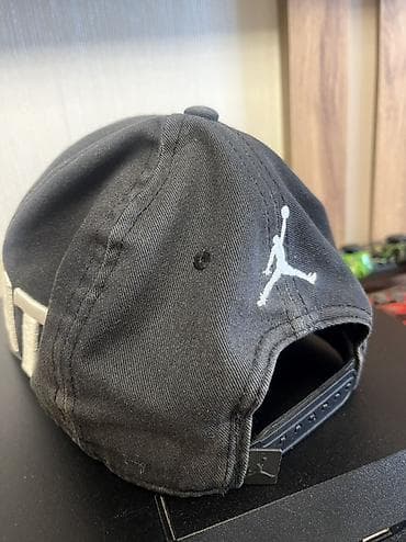 bas: Jordan Jumpman papaq - Rəng: qara - Ön hissə: iri ağ 3D işləməli — 2