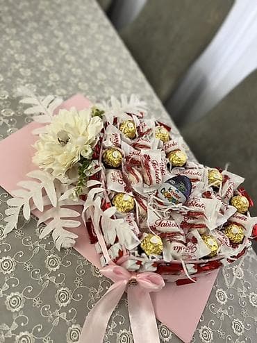 gul refleri: Şirniyyat hədiyyə kompozisiyası – ürək formalı şokolad səbəti - Ürək — 2