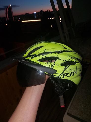 Velosiped dəbilqəsi – parlaq neon-sarı rəngdə, qara qrafik naxışlı