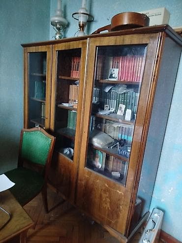 kitab refi: Klassik taxta mebel dəsti - Kitab şkafı: 3 bölməli, şüşə qapılı — 1
