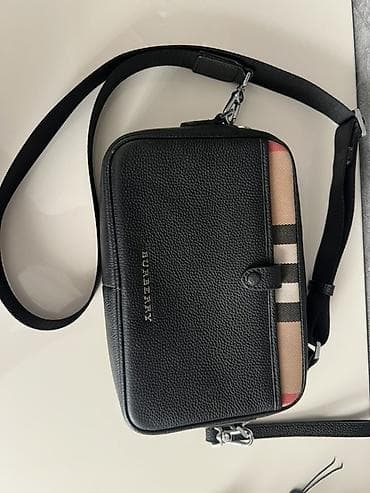 Burberry çiyin çantası – qara, dənəcikli teksturaya malik dəridən. Ön