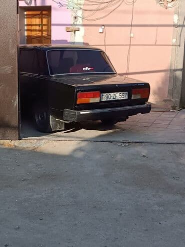 Lada 2107, qara rəng. Klassik kuzov dizaynı, xrom ön barmaqlıq və düz — 7
