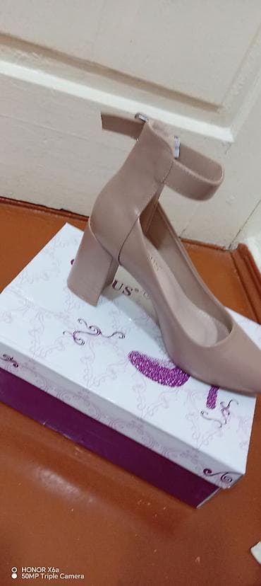 Qadın tuflisi – bej rəng, qalın dabanlı, bağlama kəmərli - Model