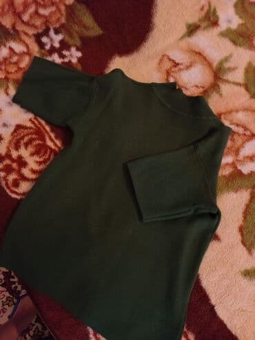 Qadın üçün qısaqol sviter/bluza - Rəng: tünd yaşıl - Dizayn: sadə və