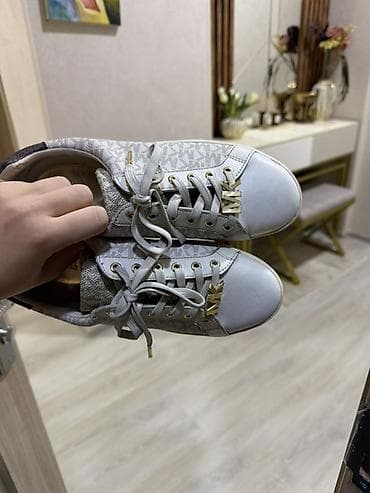 deri kurtka modelleri: Michael Kors qadın krossovkaları - Model: şnurbağlı, aşağı profilli — 2