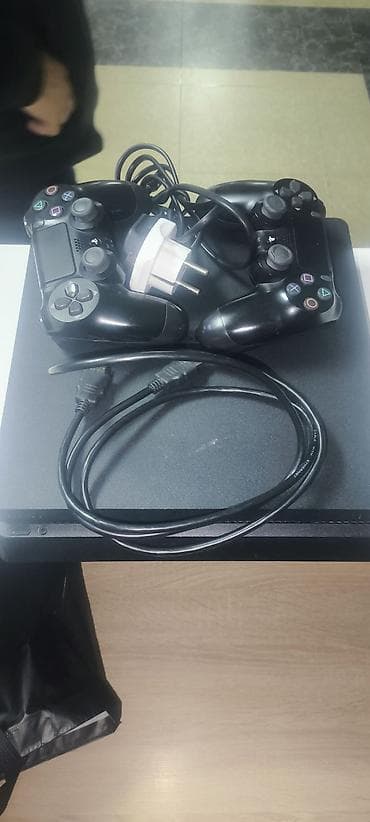 blu ray disk: PlayStation 4 Slim oyun konsolu paketi - Model: Sony PlayStation 4 — 3