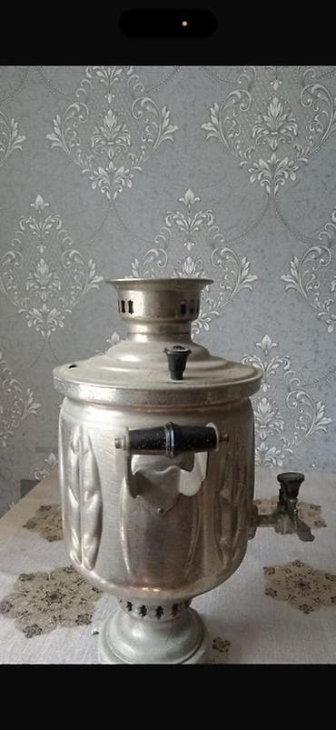 i̇pone 15 pro: Klassik metal samovar - Material: qalın metal gövdə, rellefli naxışlı — 2