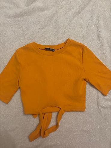 crop geyim: Model: Qısa top, bağlama detallı Təsvir: - Rəng: Parlaq narıncı/sarı — 1