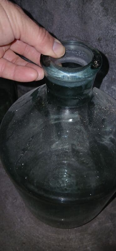 Quruducular: Şüşə damacanalar – 2 ədəd - Həcm: təxminən 18–20 litr (iri ölçülü — 4