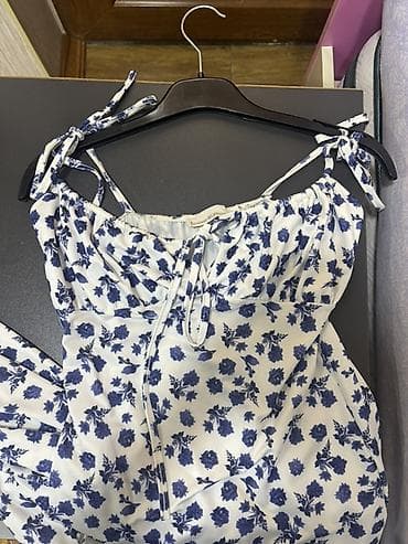 Ağ rəng üzərində göy çiçək naxışlı yay paltarı - Model: nazik — 1