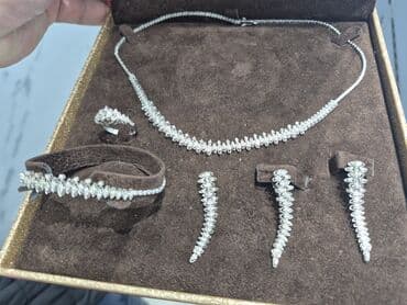 Dəstə daxildir: Boyunbağı, Gümüş