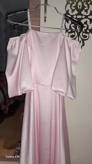 qol satlar: Cəmi 1 dəfə toya geyinilib özü 100 manata alınıb.Toy, nişan — 4