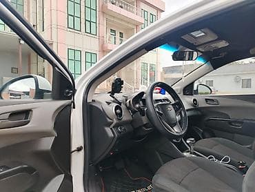 opel astra furqon: Chevrolet Aveo sedan – ağ rəng, şəhər üçün qənaətcil və rahat kompakt — 4