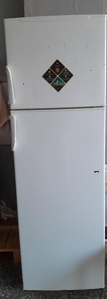 İki qapılı soyuducu (üstdə dondurucu) - Klassik ağ gövdə, yuxarıda