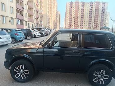 niva şüşələri: LADA Niva (VAZ 2121) 3 qapılı, qara rəngli off-road SUV — 4