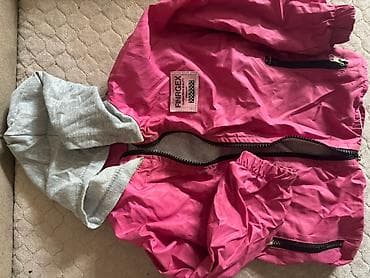 Çəhrayı rəngli uşaq gödəkçəsi, boz rəngli qapüşon və qara rəngli