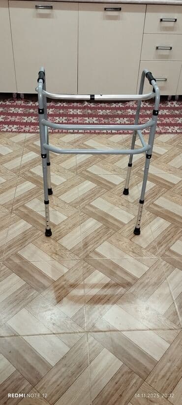 Yerimək üçün arabalar, çəliklər, əsalar, rollatorlar: Yürüyüş çərçivəsi (walker) - Material: yüngül, möhkəm metal karkas - — 1