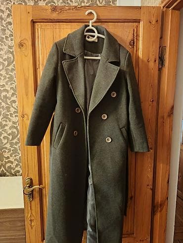 Paltolar: Uzun qadın palto – tünd yaşıl (xaki) rəngdə, klassik dizayn. - Model — 2