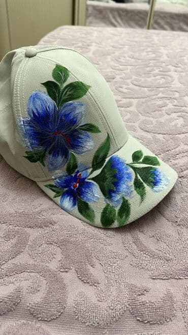 Əl işı boyalı papağı - Rəng: açıq bej əsas, üzərində əl ilə çəkilmiş