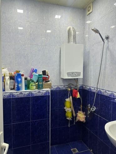 ülvi şadlıq sarayı: 7 mkr 5/5 təmirli əşyalı mənzil Satilir. Binanin həyətində maşin park — 5