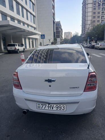 Yağlar və avtokimyəvi maddələr: Chevrolet Cobalt, ağ rəng, sedan gövdə. Xüsusiyyətlər: - Avtomat — 4
