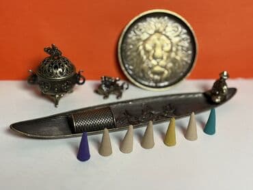 dekor qrup: Bu dəstdə iki ədəd bürünc rəngli qab, aslan təsvirli dairəvi qab — 1