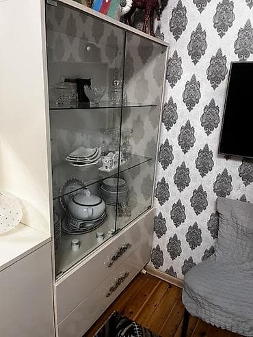 sifaner: Vitrinli qab-dırnaq dolabı - Rəng: krem-ağ, parlaq səth - Ön hissə — 3